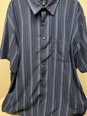 Van Heusen Black and Gray Vertical Stripe Short-Sleeve Button-Down Shirt